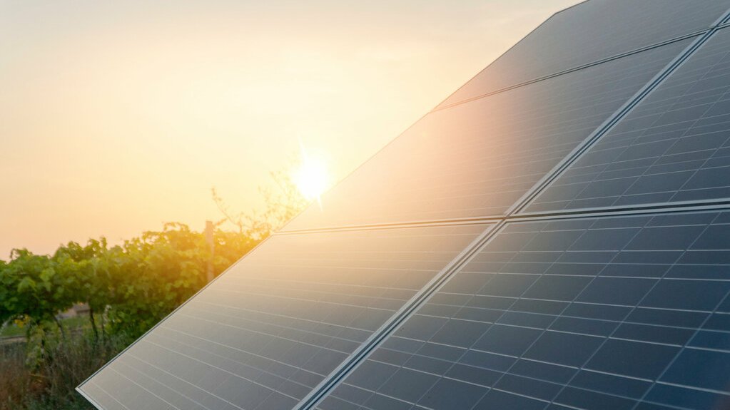 Nachhaltiger Hausbau mit Autarkie-Strategien Ein modernes Einfamilienhaus mit Solaranlage, Regenwassertank und dichter Gebäudehülle – Symbol für nachhaltigen Hausbau