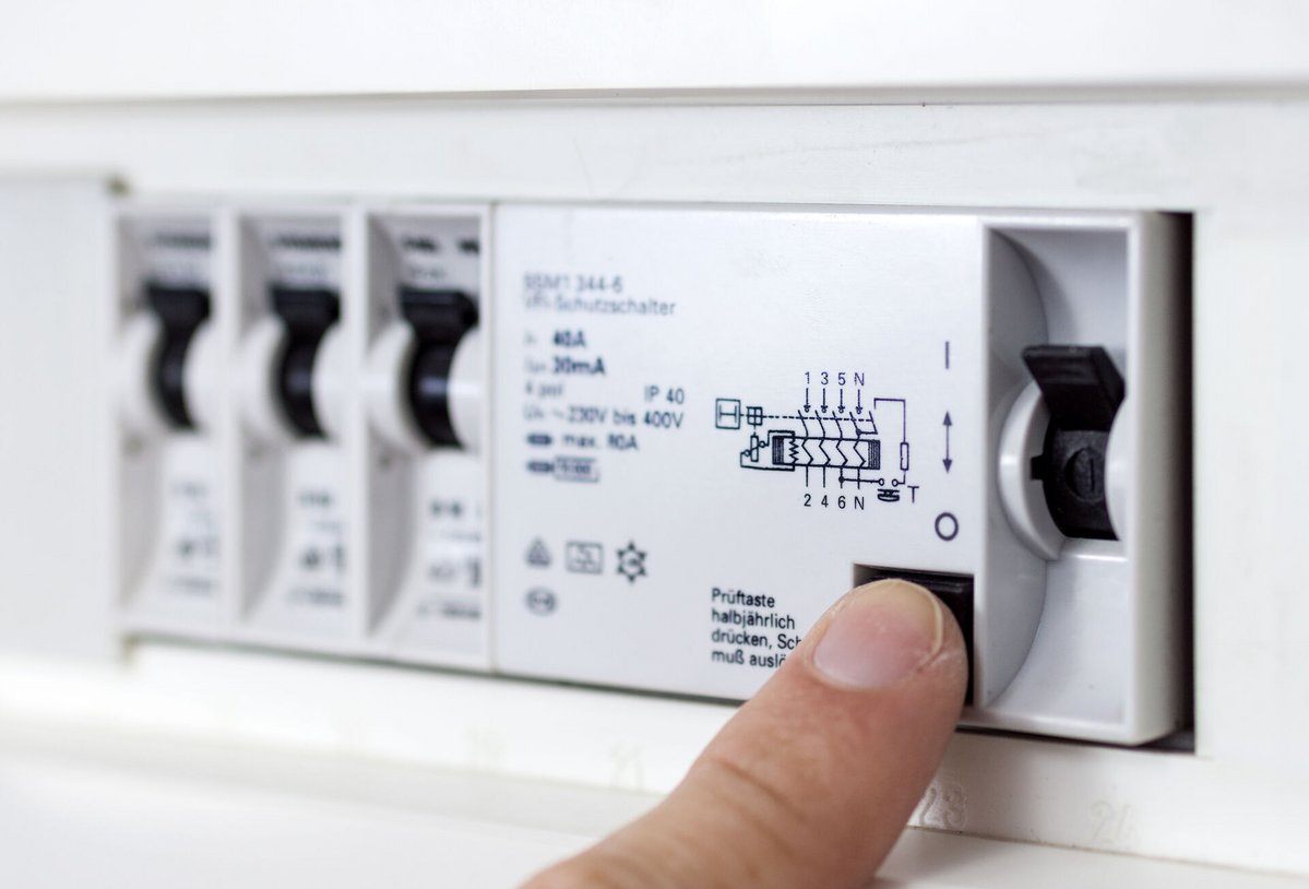 Sichere Elektroinstallation mit Dokumentation im Neubau Ein Facharbeiter prüft Elektroinstallationen in einem Neubau – für normgerechte Sicherheit und vollständige Dokumentation.