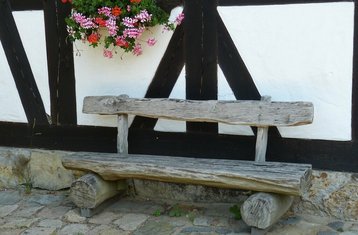 Fachwerkhaus-truss-g733717ea9_1920 Bank vor einem Fachwerkhaus